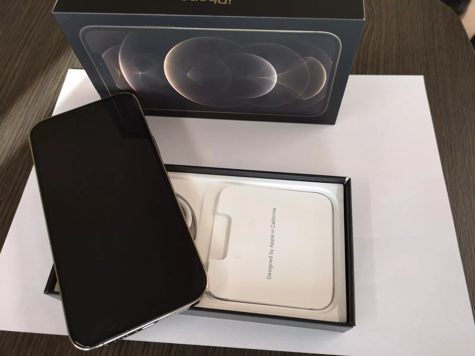 Iphone 12 Pro Max στο κουτί του